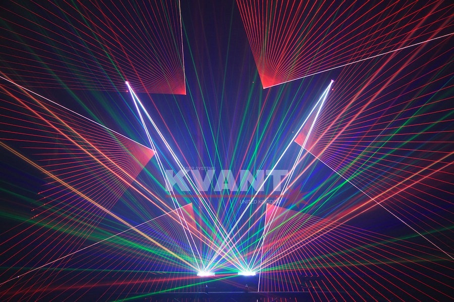 円形トラスにレーザーを設置 KVANT DIAMOND 円形トラスに設置 面白い演出 照明 クバンツ クバント ケーバント ケバント